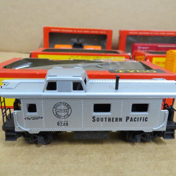 7 Assorted Vtg Tyco HO Scale Train Box Cars, Tanker, Caboose + 16 Curved Tracks - Picture 6 of 16